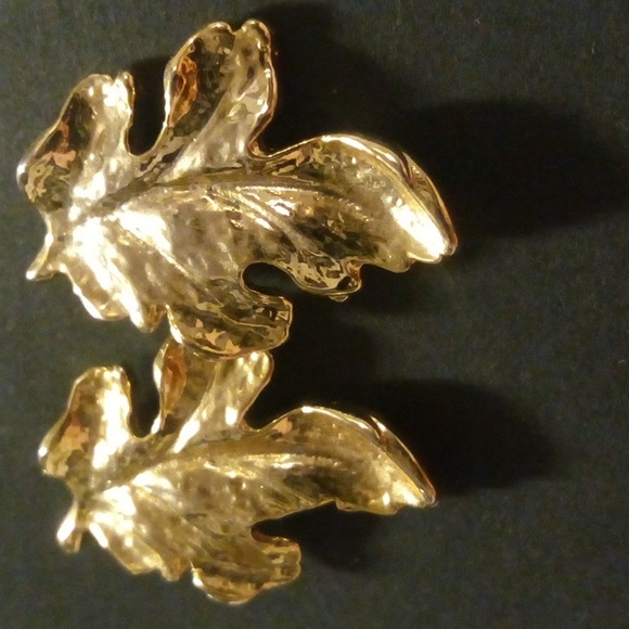 Vintage 80's gold leaf stud earrings - Picture 3 of 3